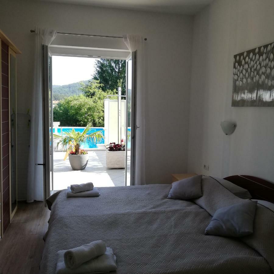 Guest House Surina App Surina'S Green Holiday Rupa Pokoj fotografie